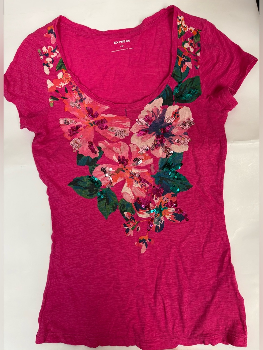 Express Women's Fuchsia Floral Scoop Neck Tee